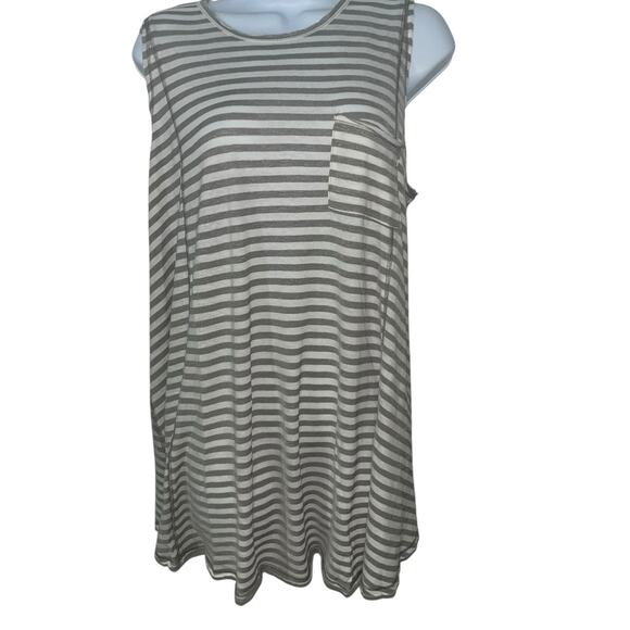 easel Tops - NWT Easel Gray & White Striped Tank – Size Small fits to XL (Very Oversized)